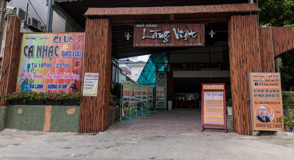 Nhà Hàng Làng Việt